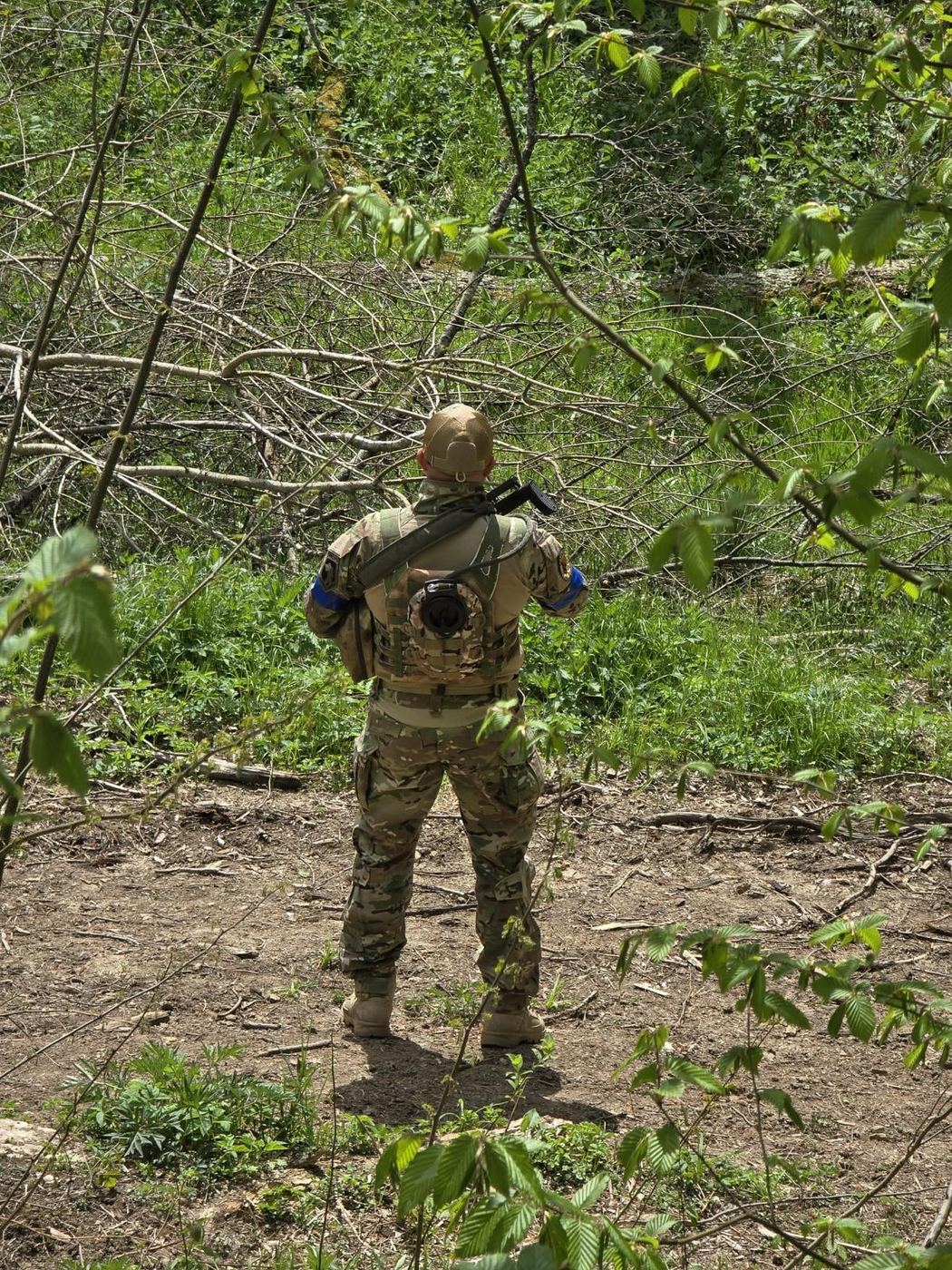 Jucător în deplasare tactică prin pădure